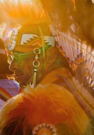 Amérindien portant une coiffe à plumes